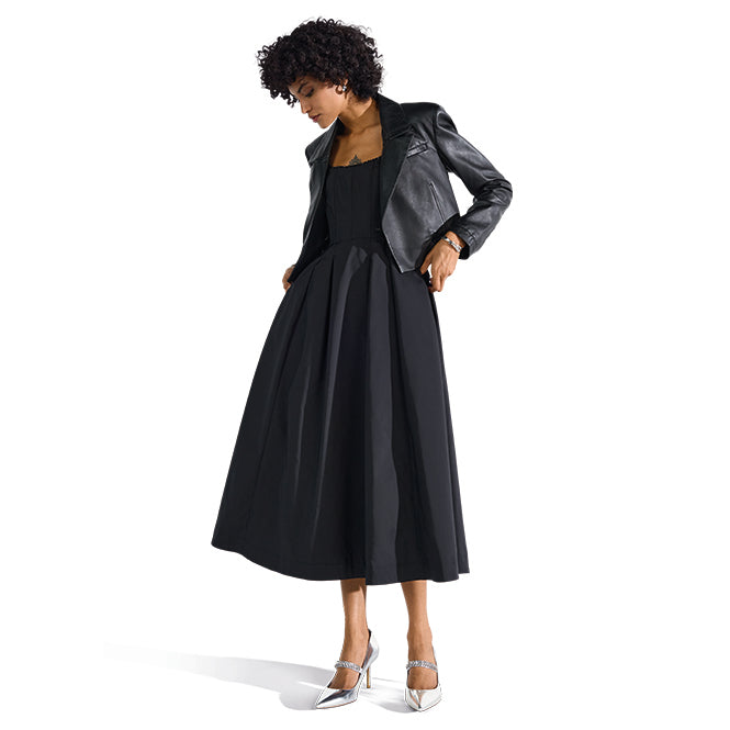 Modelka w czarnej wizytowej sukience RIANI o długości maxi