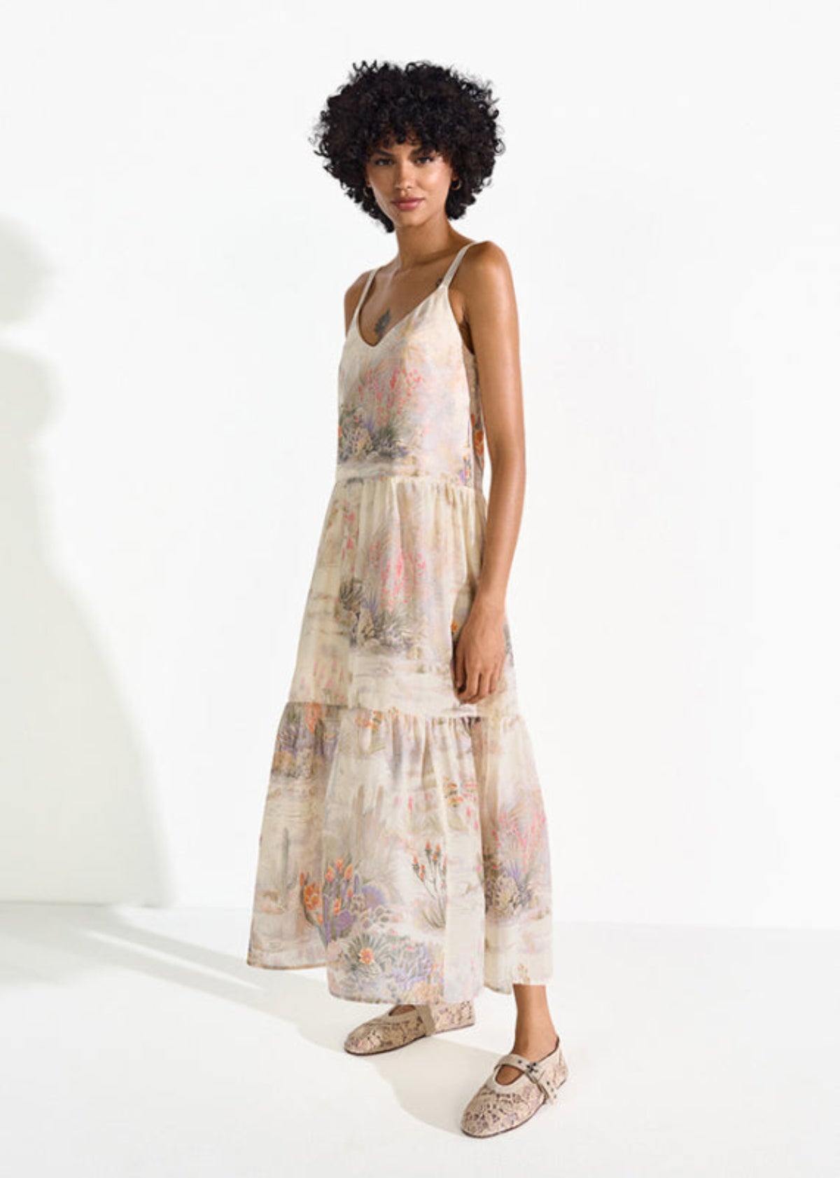 Modelka w kremowej sukience RIANI maxi w stylizacji wakacyjnej