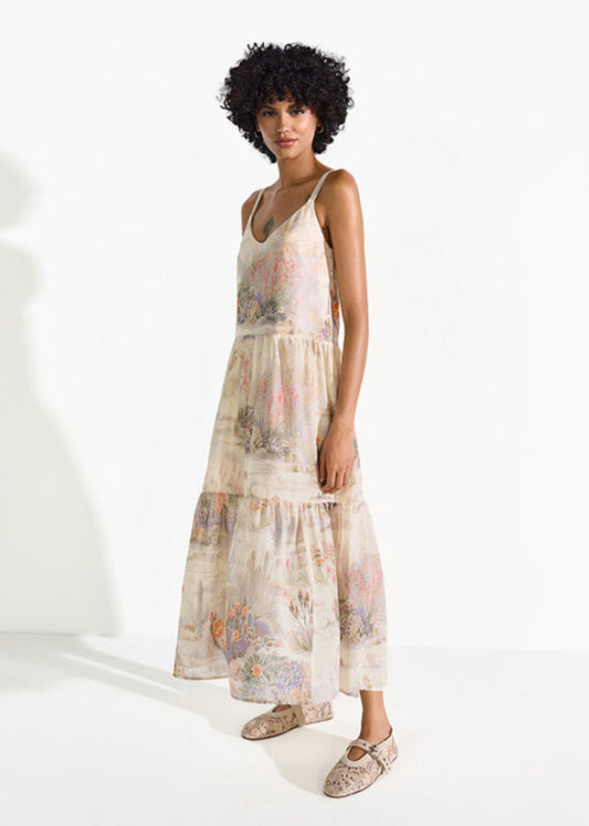 Modelka w kremowej sukience RIANI maxi w stylizacji wakacyjnej