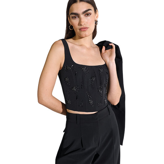 Modelka w czarnym gorsetowym topie RIANI w stylizacji wieczorowej