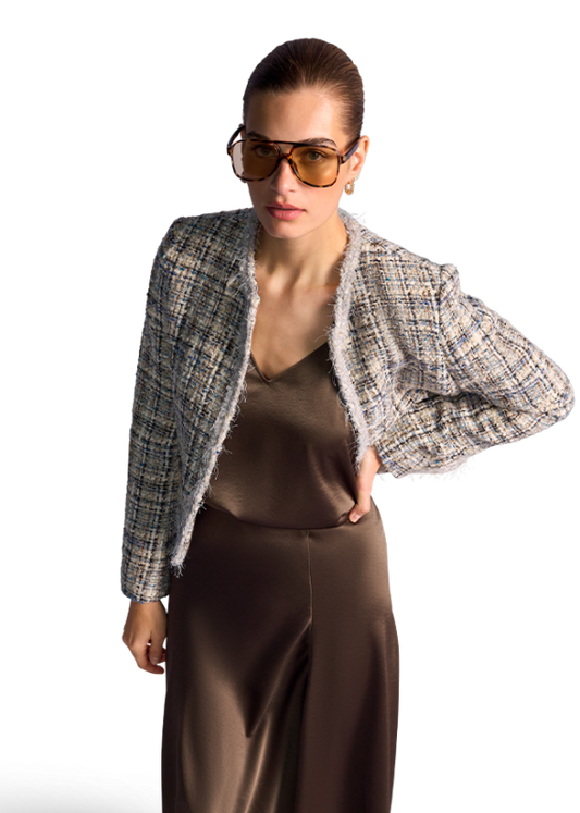 Modelka w tweedowym żakiecie RIANI w stylizacji eleganckiej